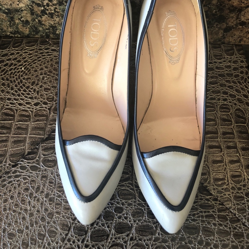 Tod’s grey and blue leather pumps